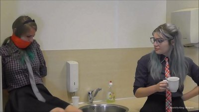 Dépendante / attachée et bâillonnée / dame en détresse