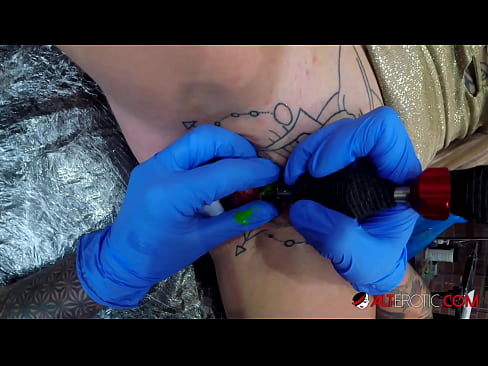 ❤️ Sully Savage, une chaudasse extrêmement tatouée, s'est fait tatouer le clitoris. ️ Porno at us fr.fulldesisex.ru